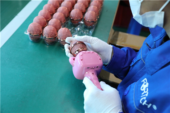 Juguete de micrófono para niños en la fábrica.